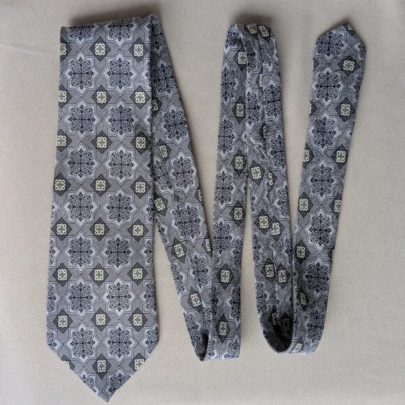 Vintage Versace Classic V2 Silk Tie Gray Geometric Design Made Italy - Picture 2 of 5